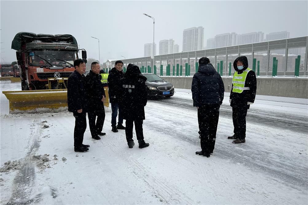 交通實業徹夜奮戰，除雪融冰保暢行